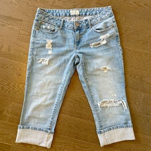 LIKE NEW! Aeropostale Ripped Jean Capris (Low Rise) Size 5/6